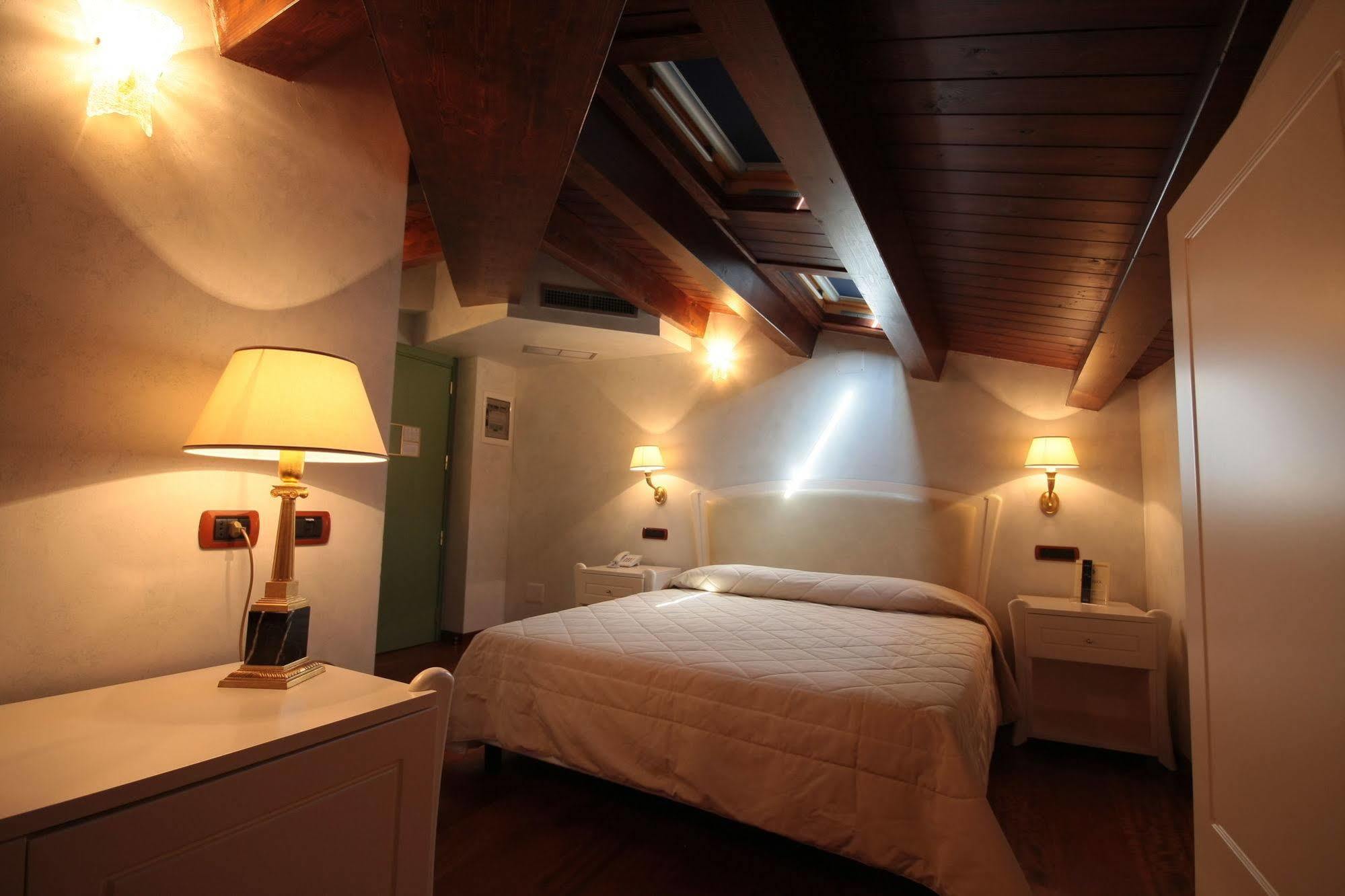 Hotel Rojan 술모나 외부 사진