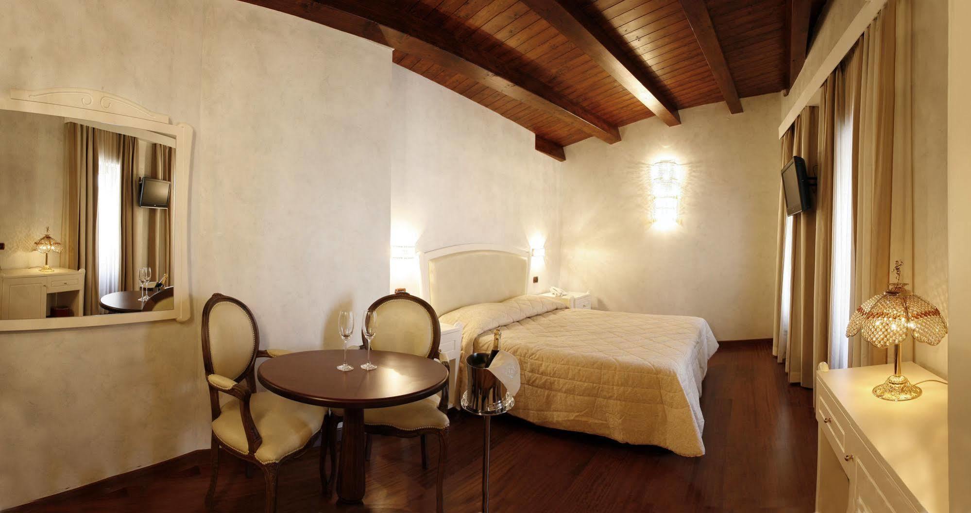 Hotel Rojan 술모나 외부 사진