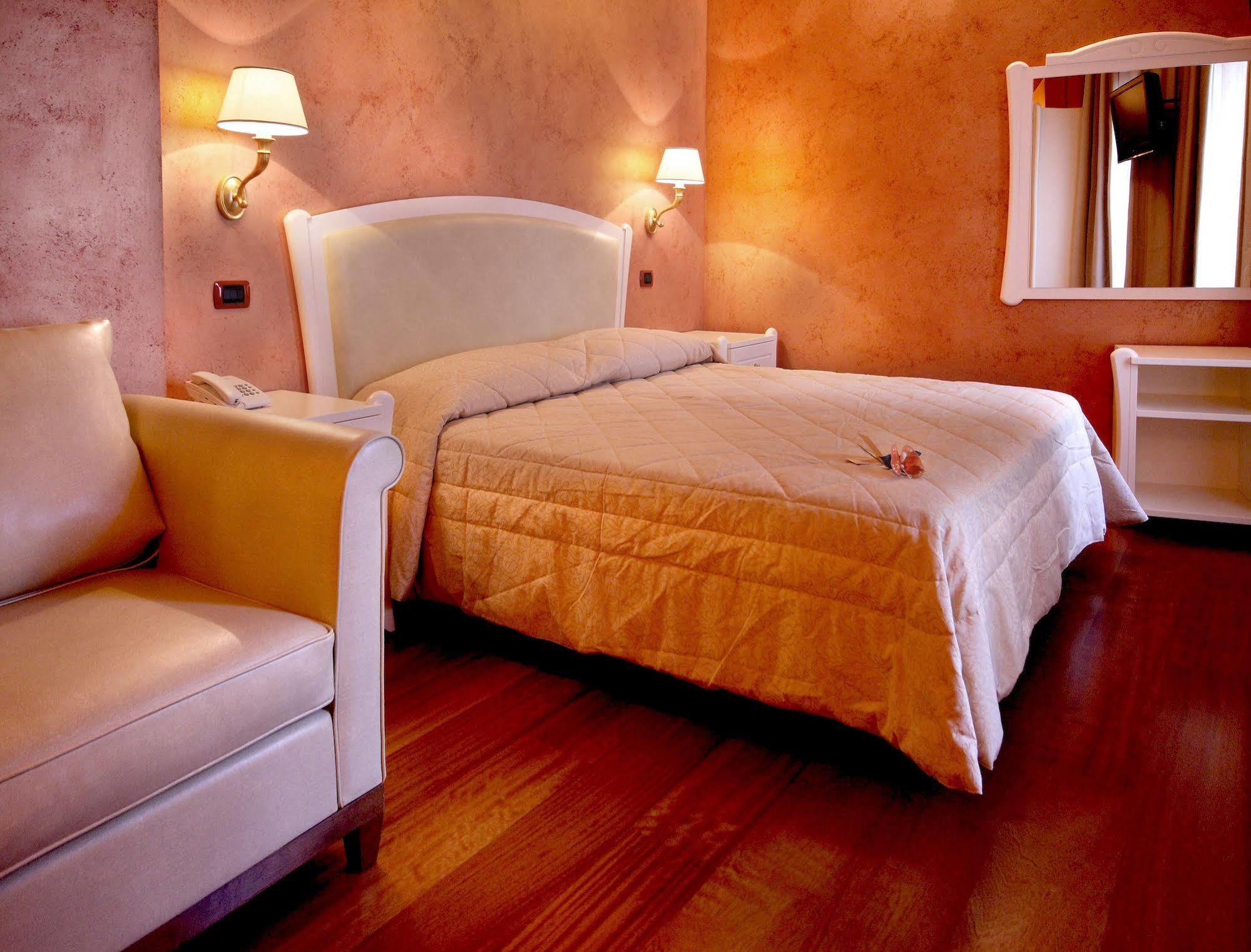 Hotel Rojan 술모나 외부 사진