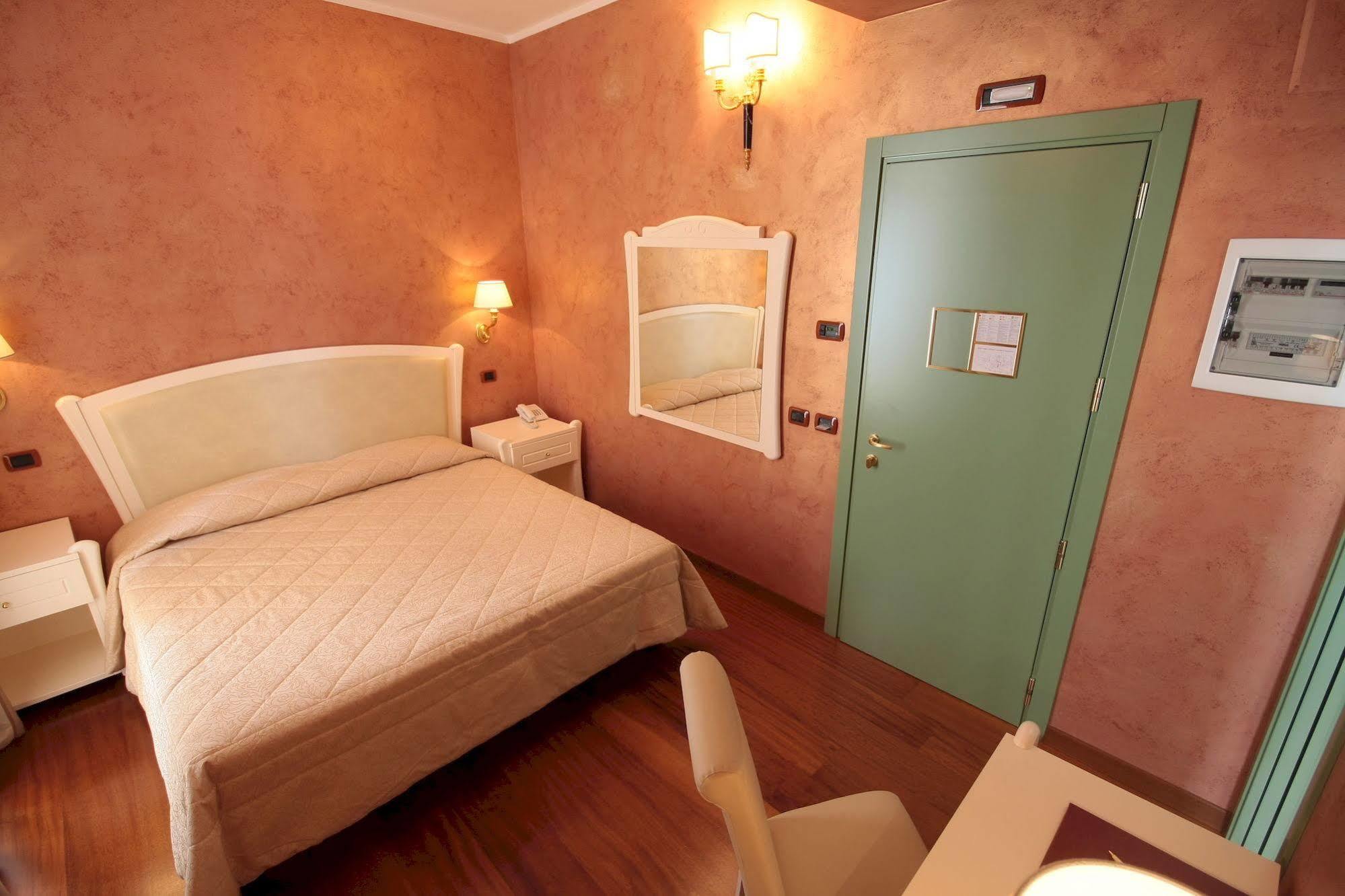 Hotel Rojan 술모나 외부 사진