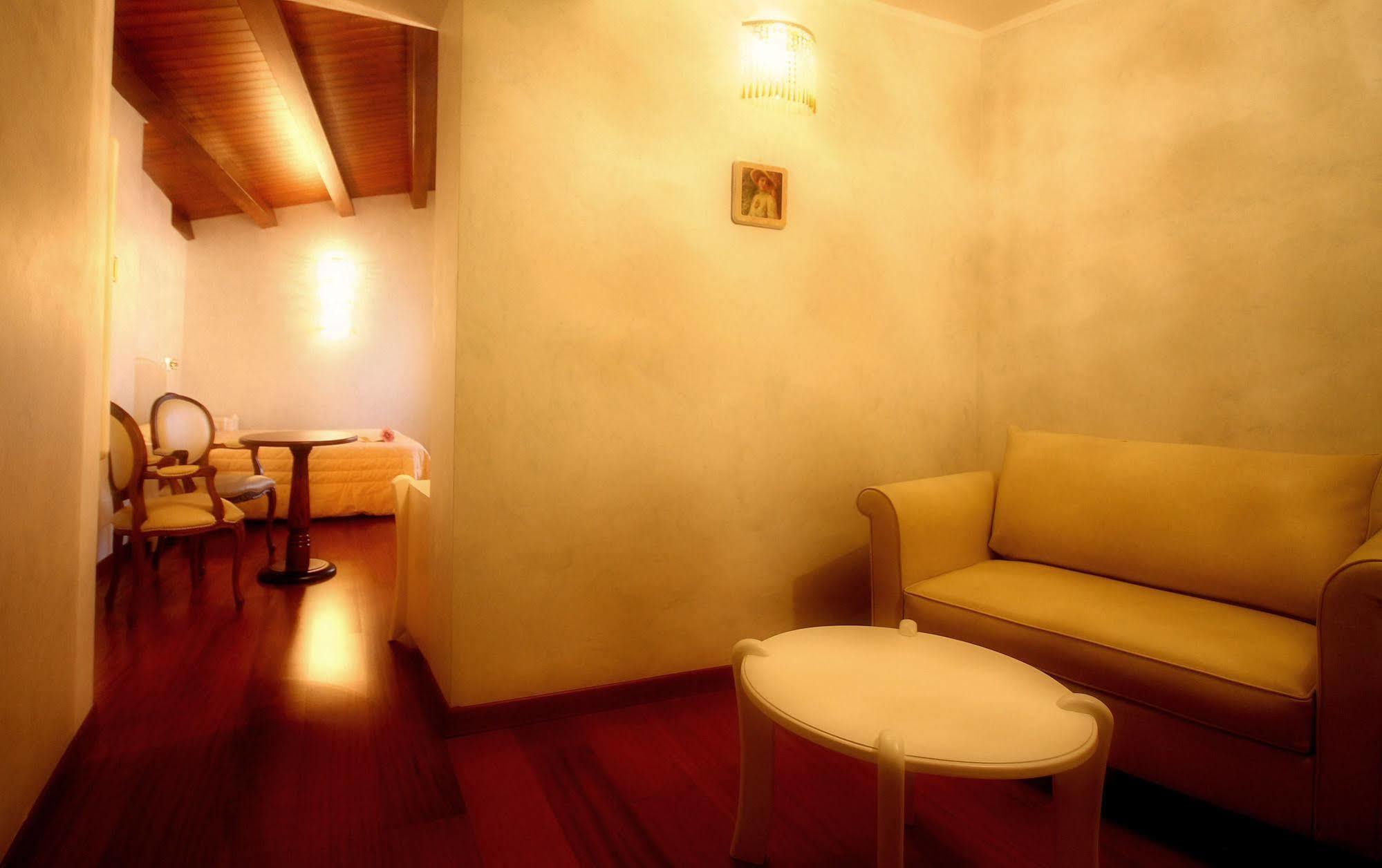 Hotel Rojan 술모나 외부 사진