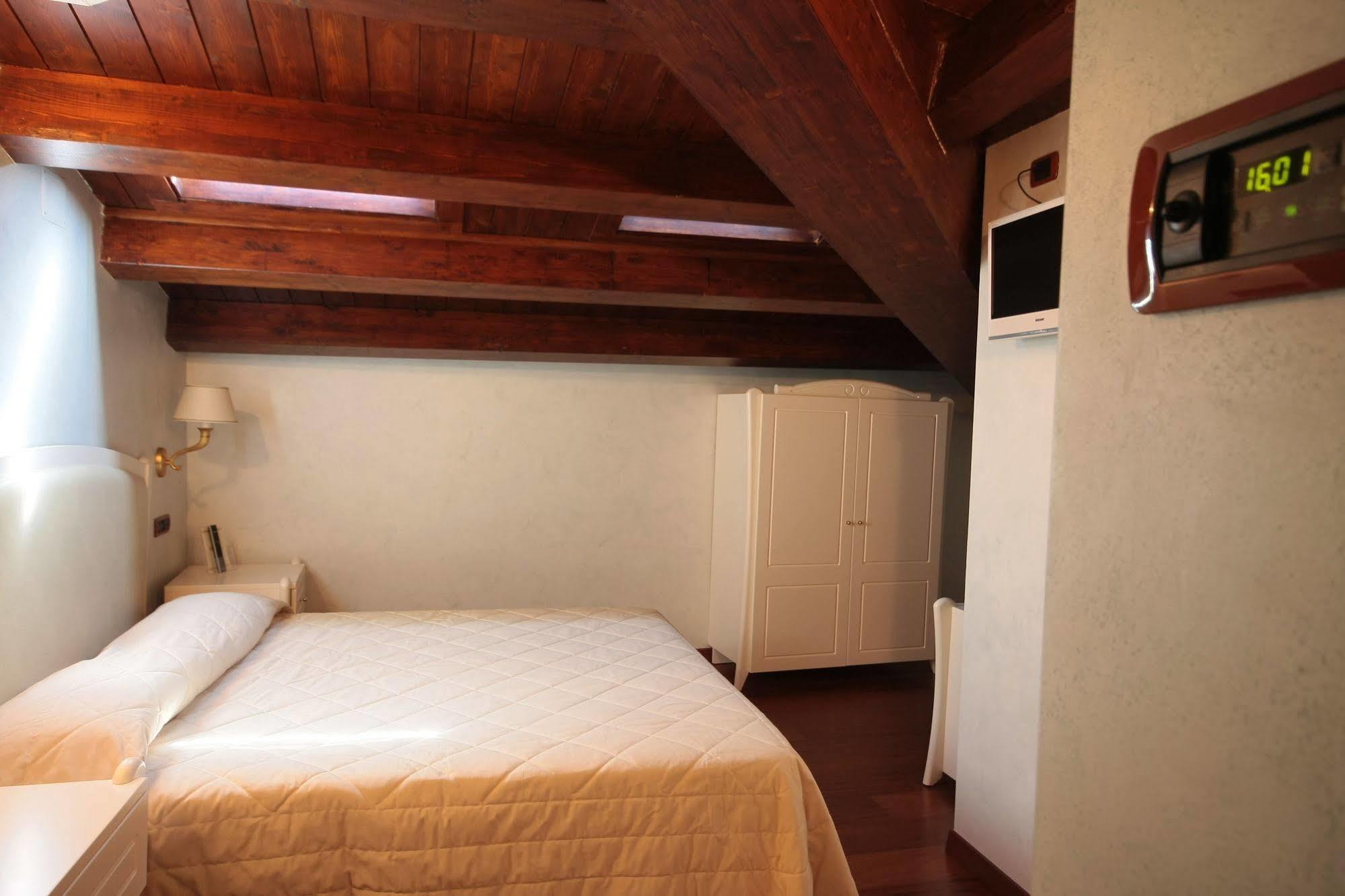 Hotel Rojan 술모나 외부 사진