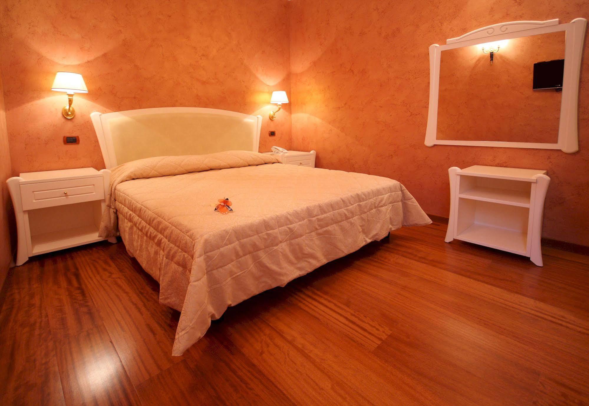 Hotel Rojan 술모나 외부 사진